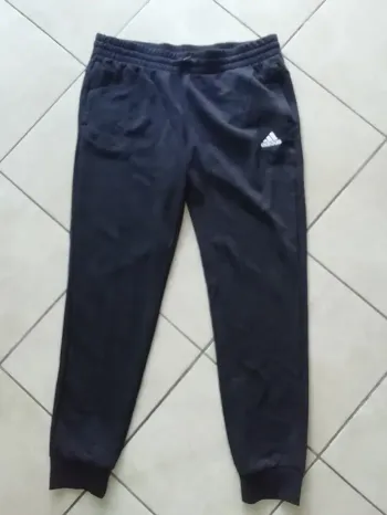 Pantalon Jogging De Sport Adidas Taille env M (petit L 44/46).