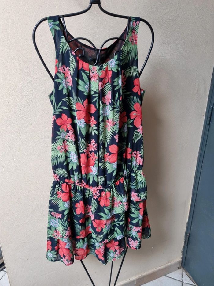 Robe légère noire, rouge orangée, rose et verte