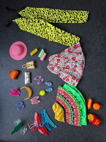 Accessoires/tenues pour poupée BARBIE,  lot de 29