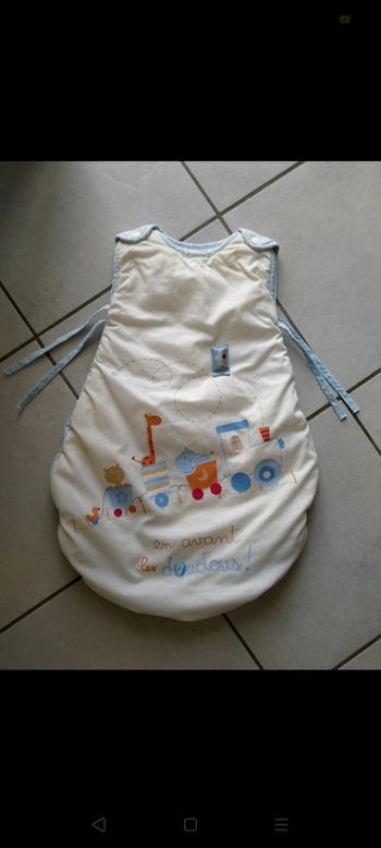 Gigoteuse mi saison
. Bleu et écru . Taille 0 6 mois