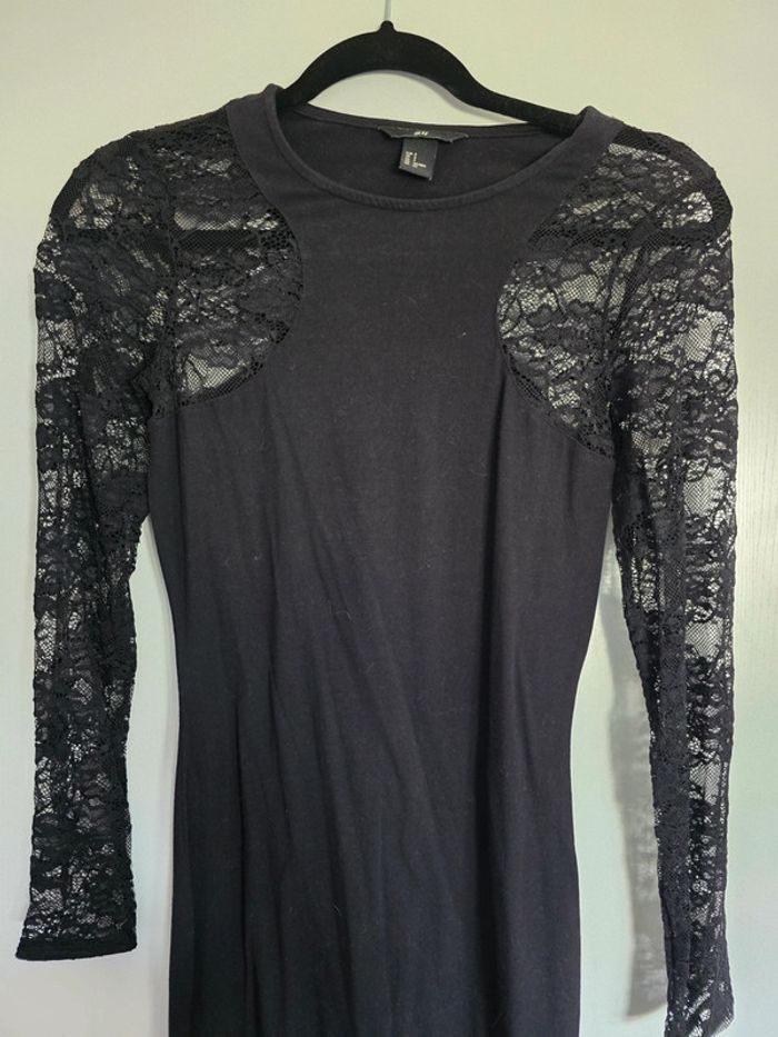Robe cintrée moulante taille s h&m dentelle bras - photo numéro 2