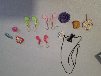 Joli lot bijoux petite fille fimo collier, pendentifs, boucles d'oreilles, pinces cheveux