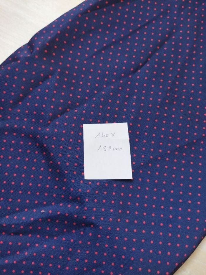 Coupon de tissu polyester bleu à pois roses