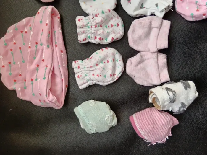 Lots de chaussettes, bonnets, gants bébé - photo numéro 2