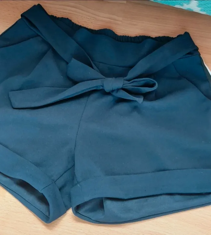 Short bleu foncé marine avec bandes blanches noires sur les côtes - photo numéro 3