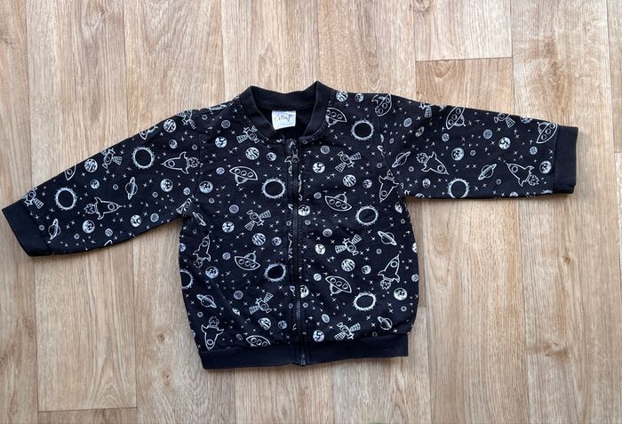 Sweat zippé noir en coton bio avec motifs de l’espace. taille 92 cm/ 2 ans - photo numéro 1