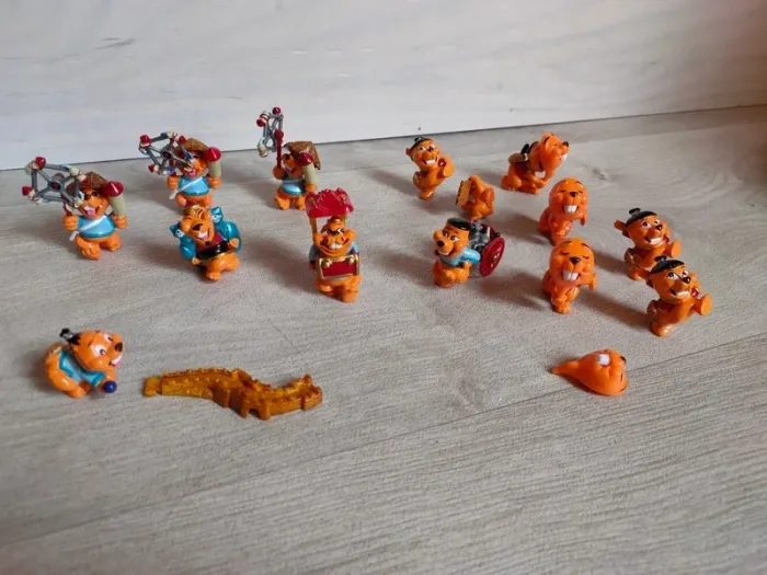 Lot de 13 figurines kinder surprise