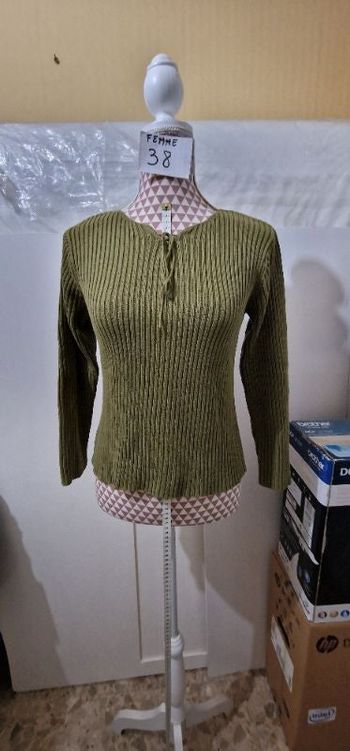 Pull, vert,côtelé, en très bon état,en acrylique, longueur 51cm