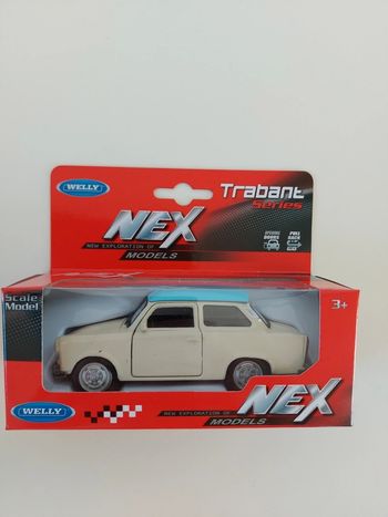 Trabant  601  - crème toit bleu