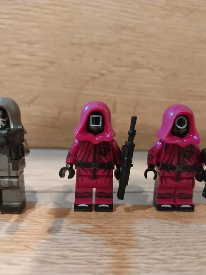Figurines type lego Le maître du Jeux et 3 gardes Squid Game - photo numéro 4