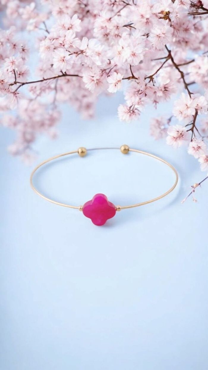 Bracelet ajustable rigide en acier inoxydable doré et pierre en forme de trefle fushia - photo numéro 2