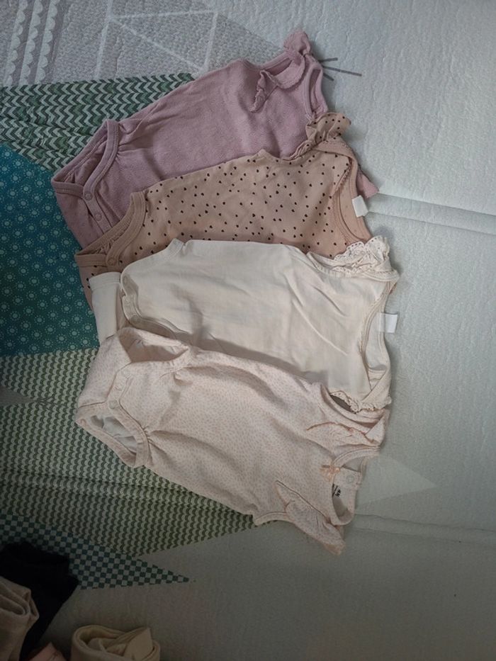 Lot 4 bodies sans manche 4/6mois H&M