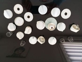 Lot comprenant 4 Briquet à Gaz Ancien D'occasion vident, comprenant plus de gaz à recharger, 1 Conctateur De Panneau Électrique Jour/Nuit Neuf, Plusieurs Boutons De Micro-ondes Divers 