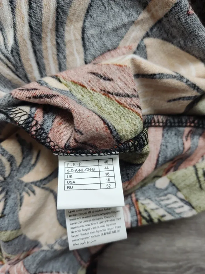 Robe droite mi-longue manches courtes noire fleur tropicale multicolore taille 46 Balsamik neuve - photo numéro 7
