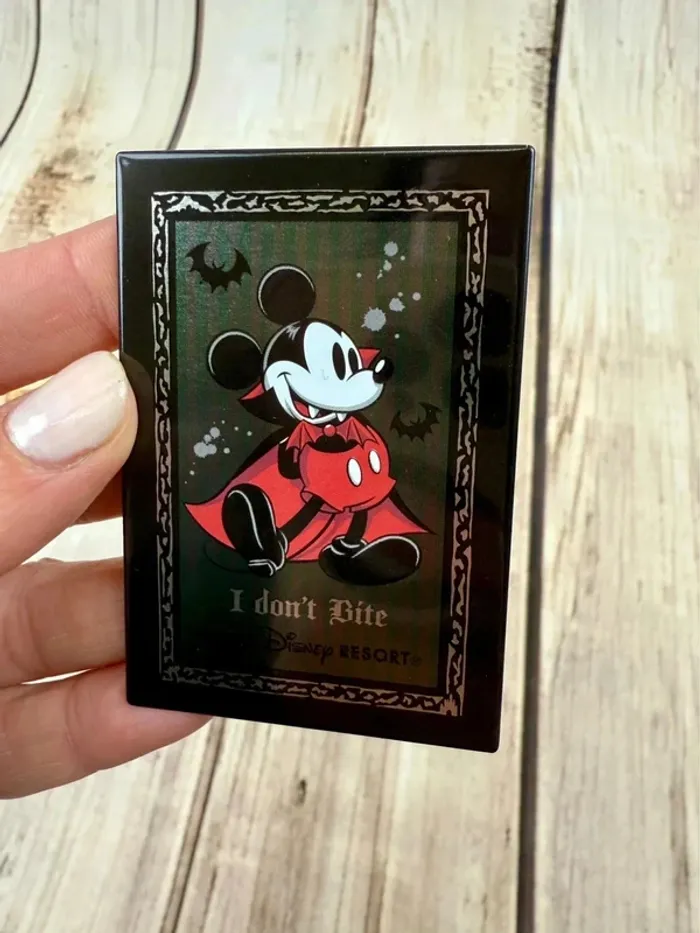 Lot de 2 badges Disney Halloween Mickey & Minnie Vampires Tokyo Disneyland - photo numéro 7