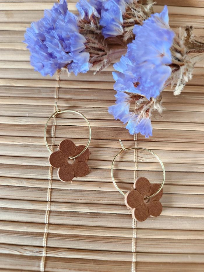 Boucles d'oreilles créoles fleur en cuir LC510