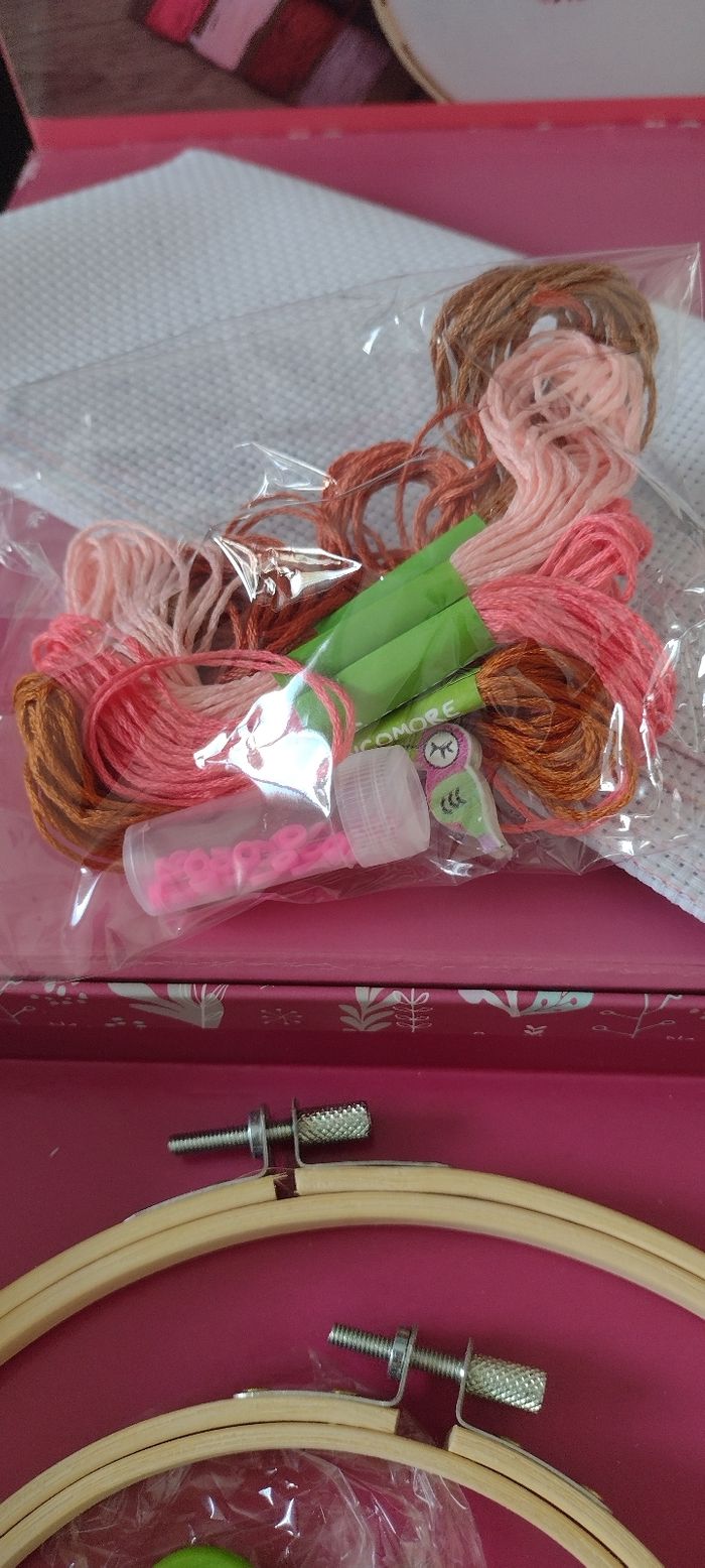 Coffret neuf  Lovely box de Sycomore Mes premières broderies - photo numéro 5