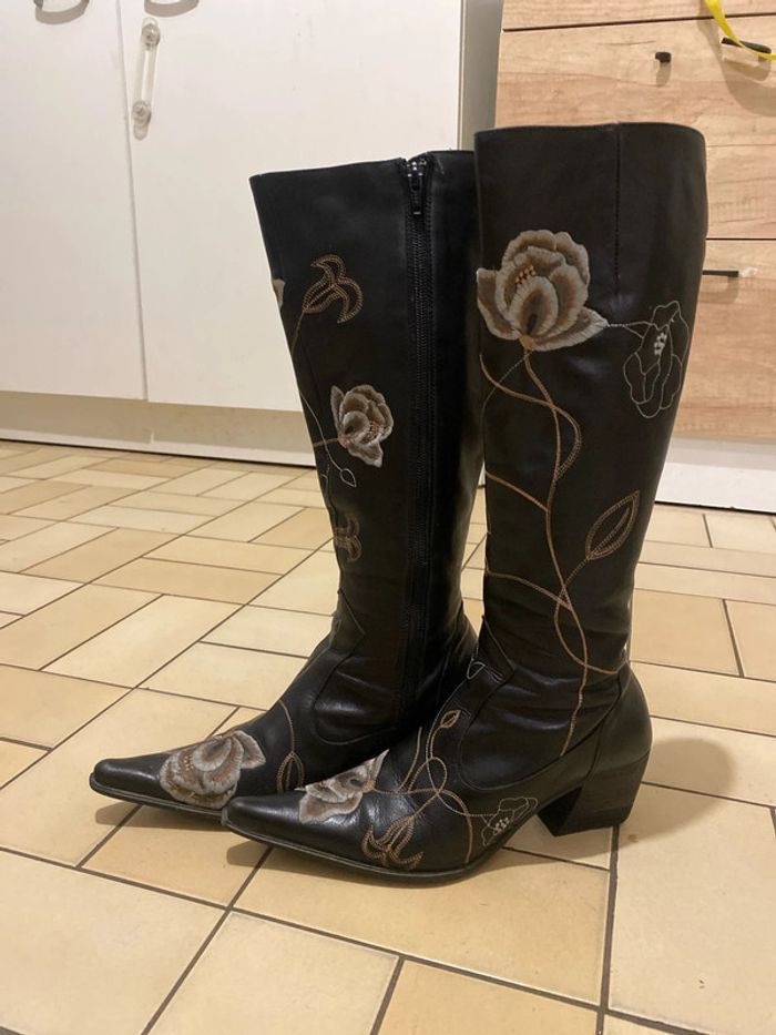 Superbes bottes brodées - photo numéro 4
