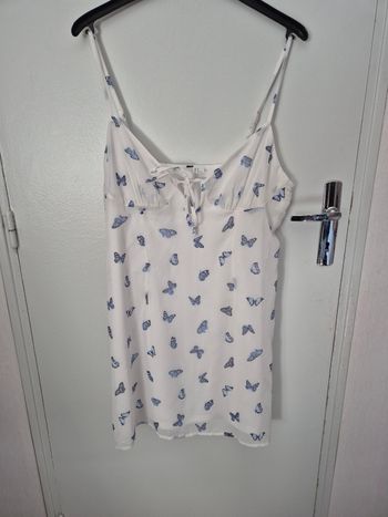 Magnifique robe taille 44 fermeture sur le cote avec papillon