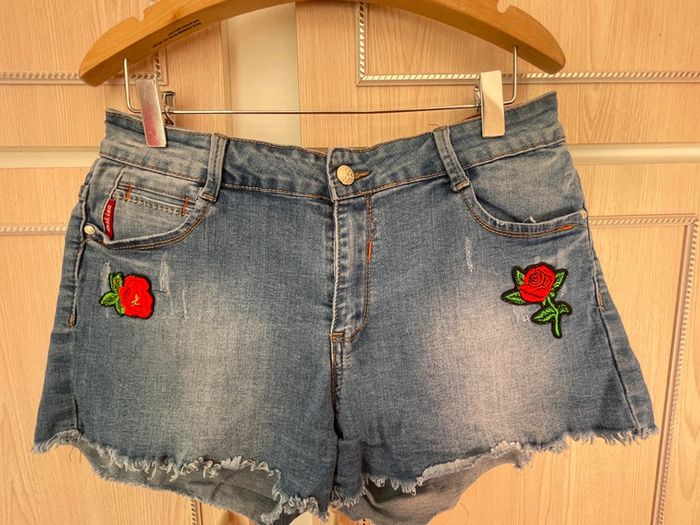 Short en jean brodé taille 40