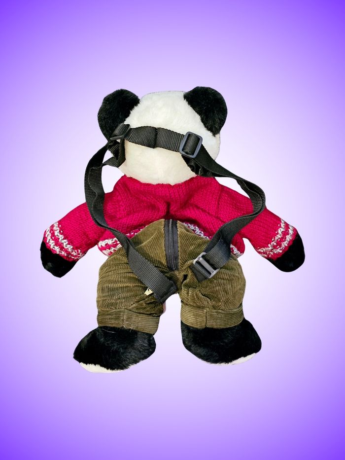 Sac à Dos Peluche Panda Blue Spirit – Pull Tricot Rouge – Pantalon Kaki – 43 cm × 31 cm – Neuf, Sans Étiquette - photo numéro 2