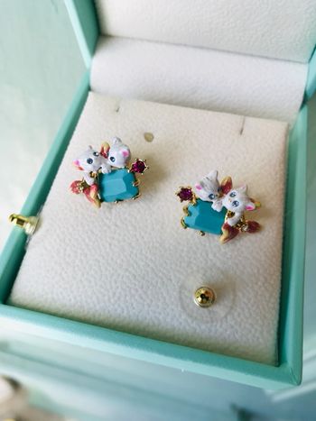 Boucles d’oreilles tiges chats sur pierre turquoise 