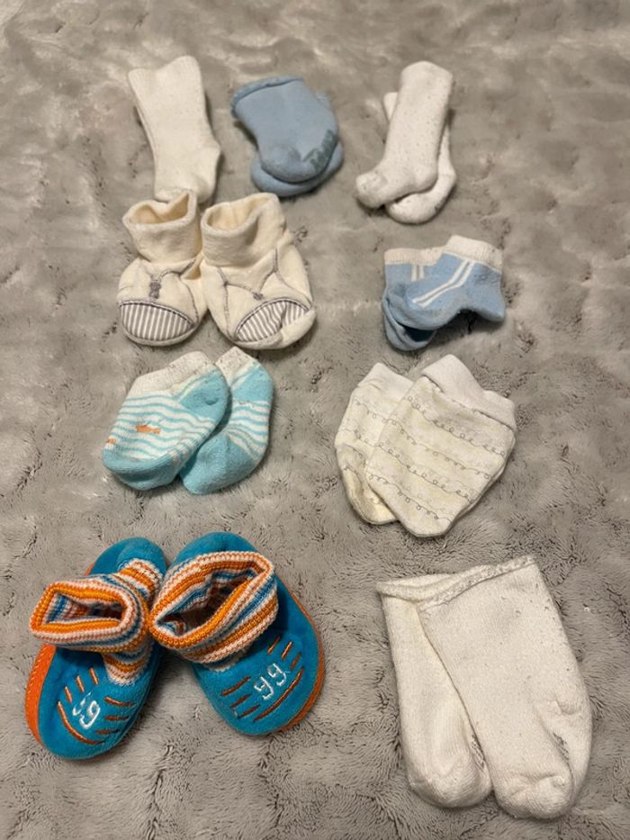 Lot naissance chaussettes, chaussons, gants
