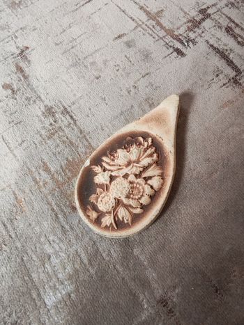 Pendentif camée fleurs en biscuit beige