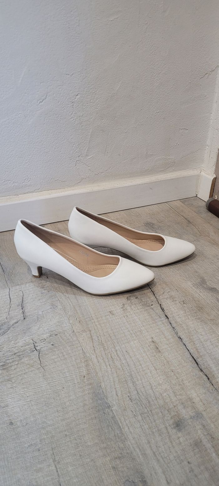 Escarpins blancs T 36 neufs