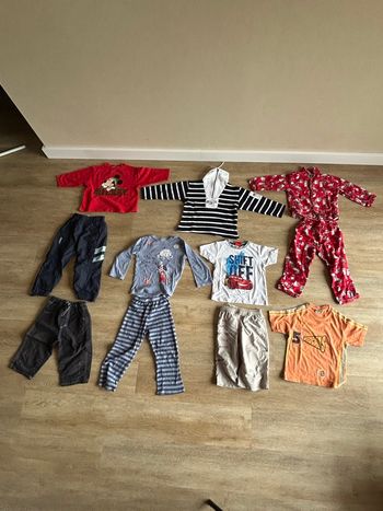 Lot vêtements garçon 4 ans – Disney Mickey & Cars – Pyjama, pulls, pantalons, t-shirts