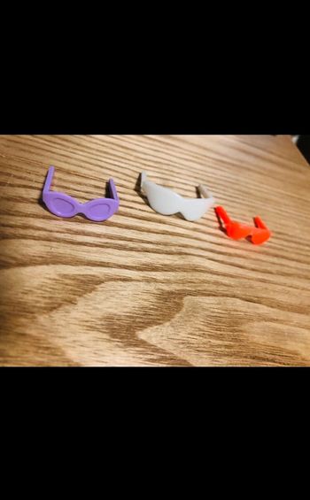 Lot 3 paires de lunettes de soleil barbie et Ken