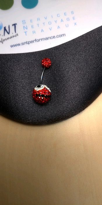 Piercing nombril strass rouges