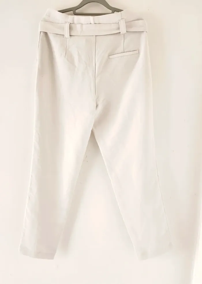 Pantalon femme blanc KIABI avec ceinture – Taille 40 - photo numéro 3