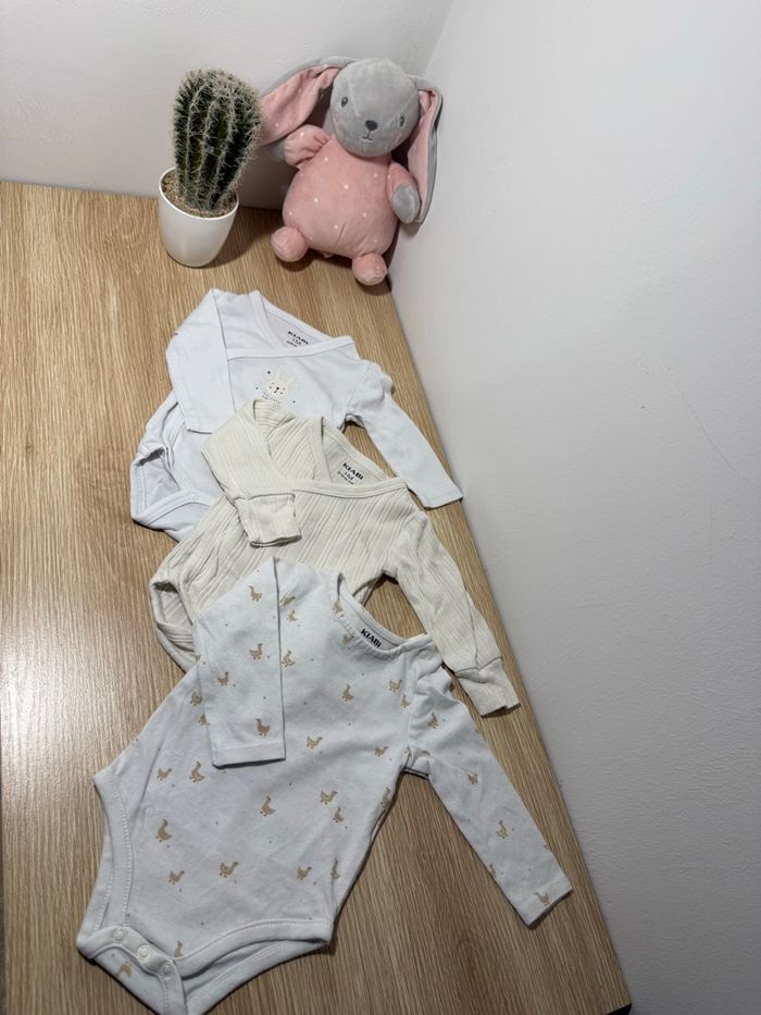 Lot bodies 1 mois - photo numéro 2