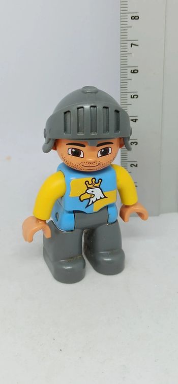 Homme chevalier haut jaune et bleu motif aigle lego duplo