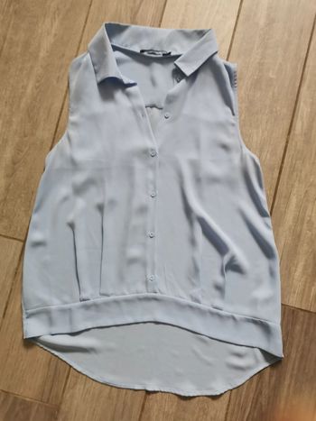 Haut bleu ciel sans manches