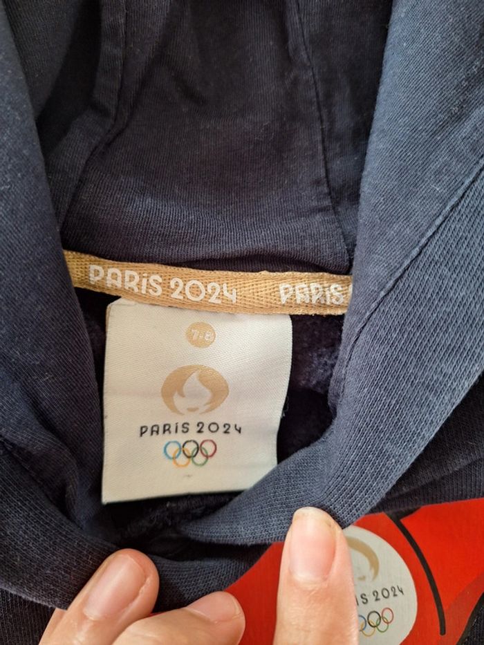 Sweat Paris 2024 7-8 ans comme neuf - photo numéro 2