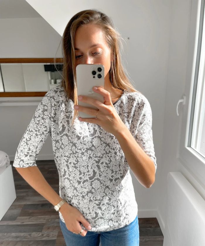 Blouse Promod à fleurs et broderie blanche et grise