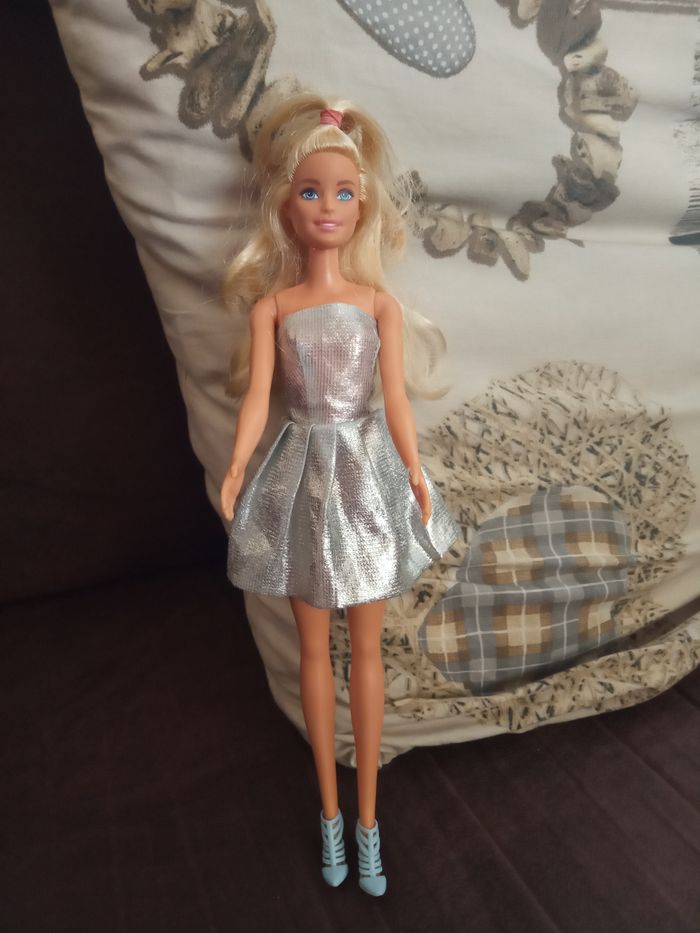 Jolie Poupée "Mattel" (Chine) - photo numéro 2