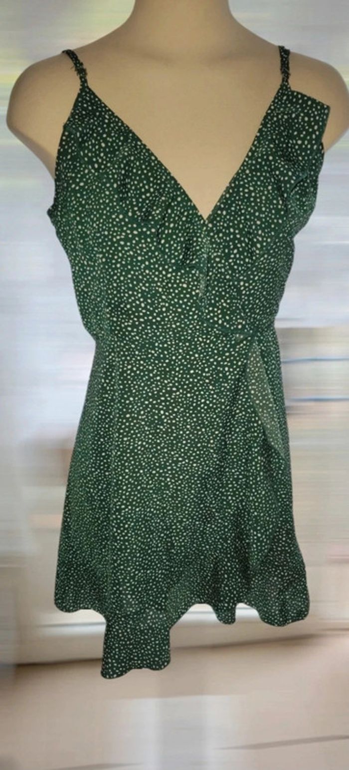 Robe portefeuille verte à pois blancs – élégante et légère, parfaite pour l’été - photo numéro 2