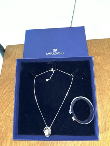 Parure Swarovski collier et bracelet neuf