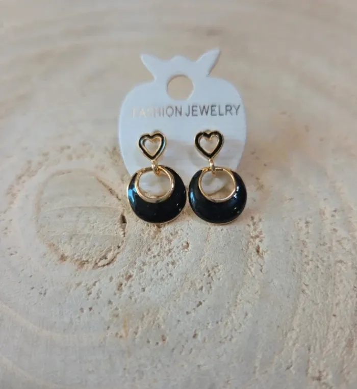 Boucles d’oreilles dorées avec pendentif noir – chic & élégantes