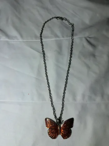 Collier vintage avec un papillon
