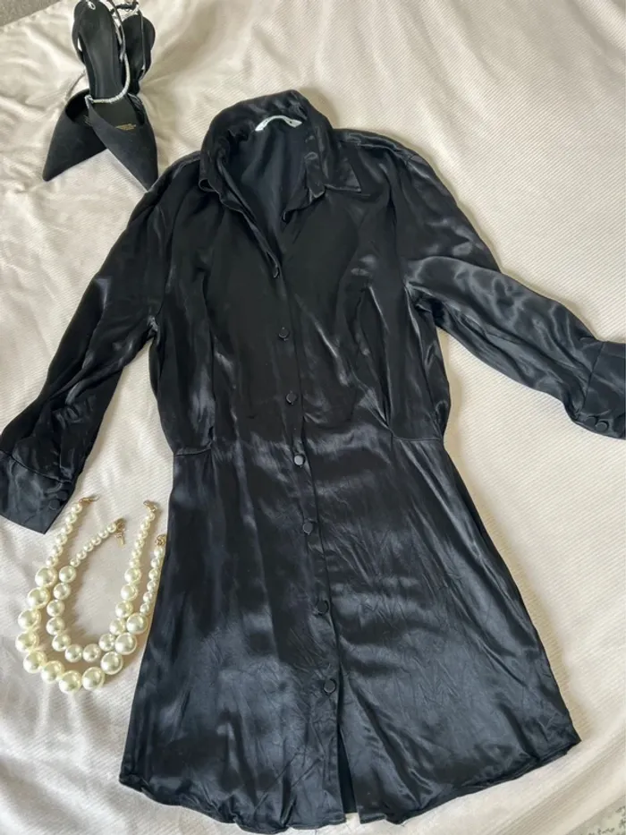 Robe noire, effet satinée Zara taille