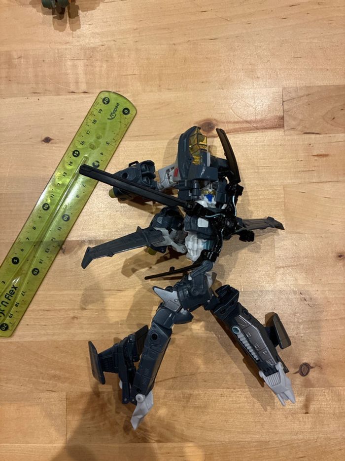 Transformers Dark of The Moon Voyager Autobot Skyhammer