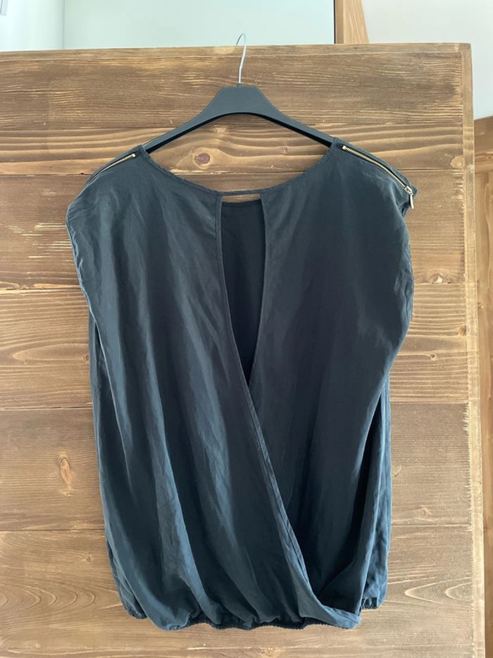 Blouse tee shirt noire ouverte dans le dos - photo numéro 2