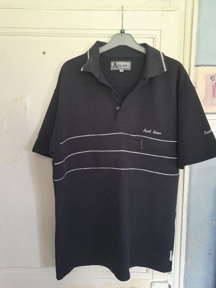 T-shirt/polo noir brodé, marque Axel News, taille L