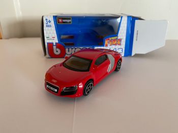 Miniature burago Audi R8 rouge 1/43