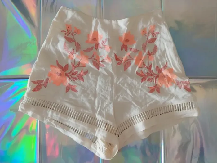 Short court impression broderie h&m taille 32 Neuf