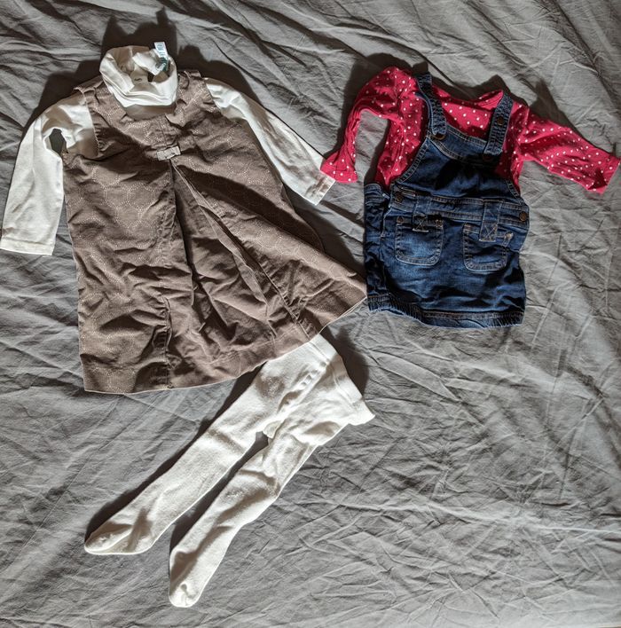 Lot de 2 robes et accessoires 6 mois
